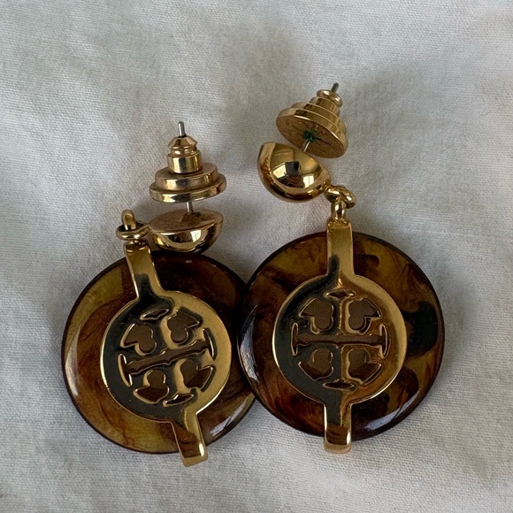Tory Burch tortoise and gold Logo Earrings - Picture 2 of 4